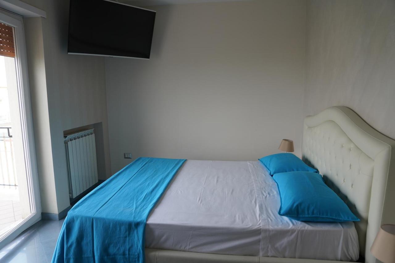 Guest House Emily Suites ซอร์เรนโต ภายนอก รูปภาพ