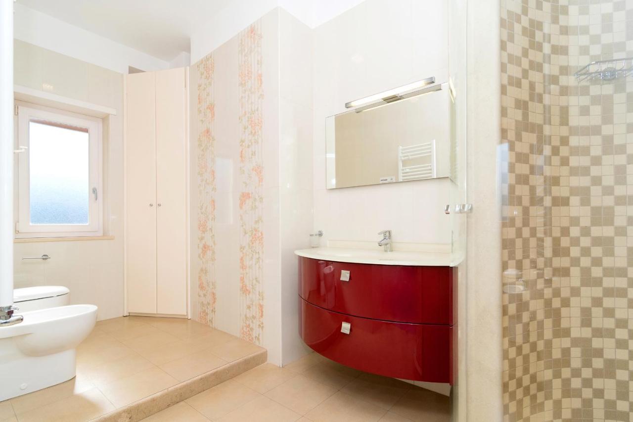 Guest House Emily Suites ซอร์เรนโต ภายนอก รูปภาพ